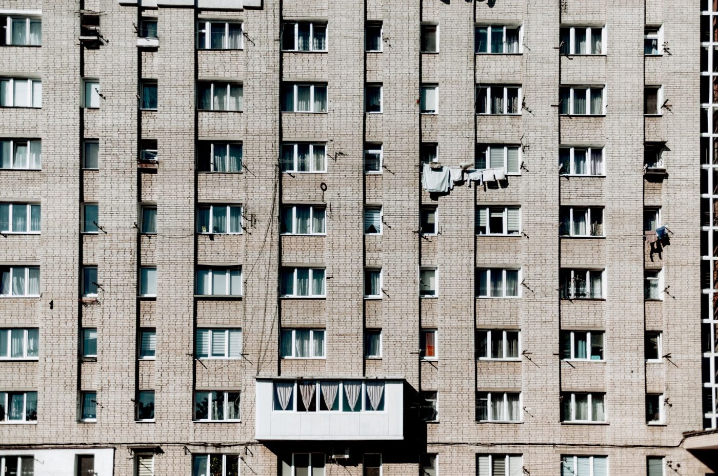 Багатоповерховий житловий будинок в Одесі взимку
