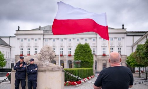 Коронавирус проник в правительство: кабмин Польши ушел на карантин