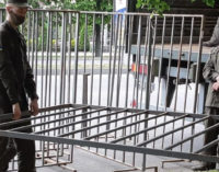 Во избежание провокаций 9 мая в центре Запорожья устанавливают металлический забор, — ФОТОРЕПОРТАЖ