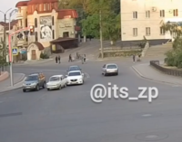 В Мелитополе водитель «ВАЗ 2111» на перекрестке начал сдавать назад и врезался в иномарку, — ВИДЕО