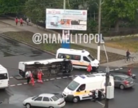 В Мелитополе в результате аварии перевернулась маршрутка с пассажирами, — ВИДЕО