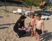 В Бердянске на пляже спасатели провели для отдыхающих мастер-класс по спасению утопающих