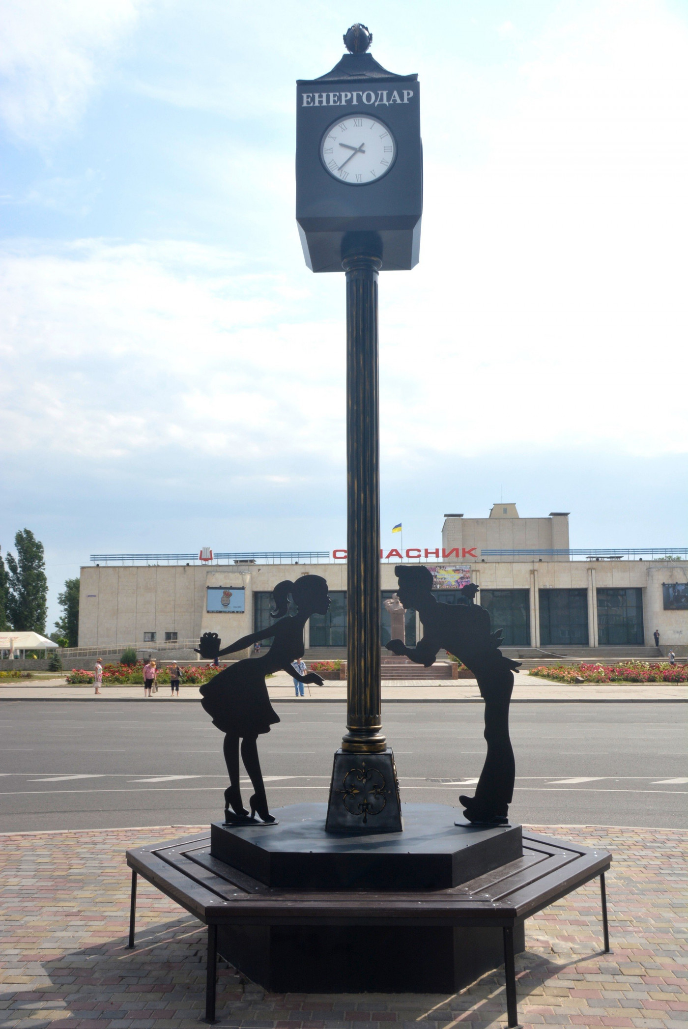 Часы бульвар. Энергодар. Памятники в Энергодаре. Энергодар часы. Запорожье часы влюбленных.