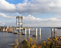 На запорожских мостах начинают монтировать козловой кран, на объекте работает более 150 строителей