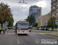 В центре Запорожья троллейбус на пешеходном переходе сбил женщину, — ФОТО