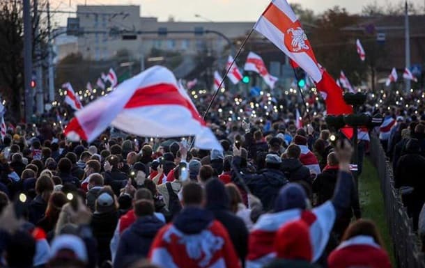 В Минске протесты разгоняют светошумовыми гранатами