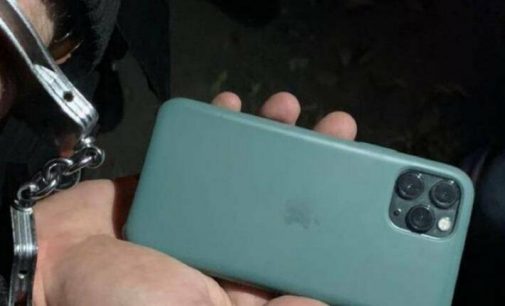 Украли новенький iPhone 13: в Киеве два иностранца ограбили женщину