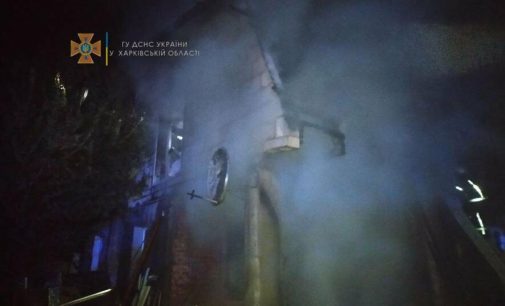 В Харькове спасатели несколько часов тушили пожар в двухэтажном доме: хозяин получил ожоги и попал в больницу, — ФОТО