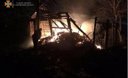 На Харьковщине мужчина, вылезая из окна горящего дома, сломал плечо и бедро: пострадавшего госпитализировали, — ФОТО