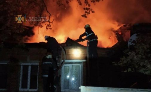 Под Харьковом спасатели пять часов тушили масштабный пожар в двух частных домах: огонь с одного здания перекинулся на второе, — ФОТО