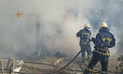 В Харьковской области загорелась хозяйственная постройка: спасатели больше часа тушили пожар, — ФОТО