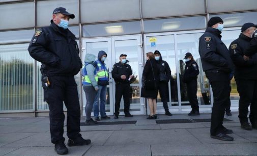 Перед сессией Запорожского областного совета у стен админздания полиция задержала четырех человек