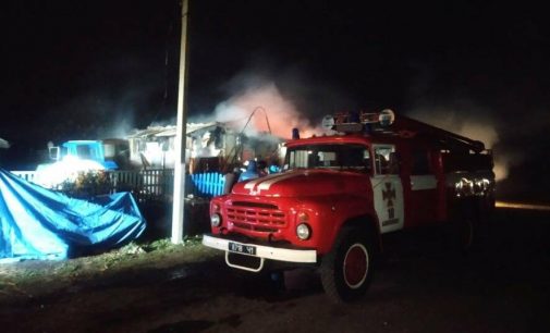 В Харьковской области спасатели три с половиной часа тушили пожар: из-за печи на дровах загорелся частный дом, — ФОТО