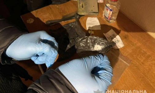 На Салтовке полицейские «накрыли» наркопритон, который устроил мужчина в квартире, — ФОТО