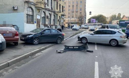 От удара «вылетели» на тротуар: в Харькове водитель на легковом авто «протаранил» три машины, — ФОТО