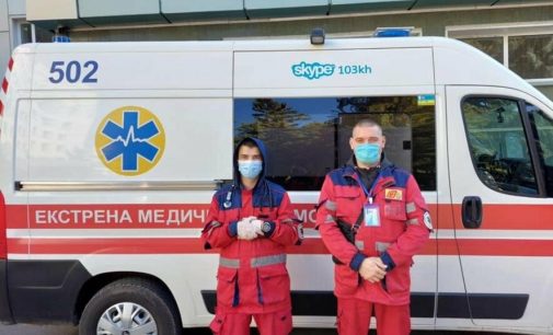 В Харькове медики «скорой» спасли пенсионера, который едва не умер по дороге в больницу, — ФОТО