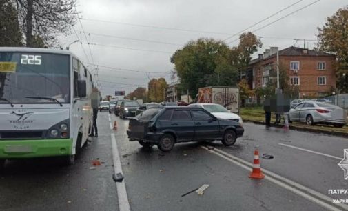 В Харькове водитель авто «Hyundai» на скорости «протаранил» маршрутку и легковую машину, — ФОТО