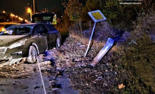 В Запорожье пьяный водитель «Пежо» снес электроопору и ограждение
