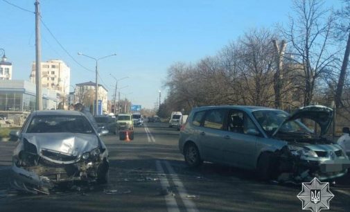 В Харькове водитель автомобиля «Geely» нарушил ПДД и «протаранил» машину «Renault», — ФОТО