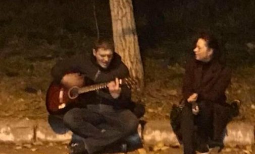 «Больным нужна поддержка»: для пациентов ковидного отделения под Одессой играли на гитаре, — ФОТО