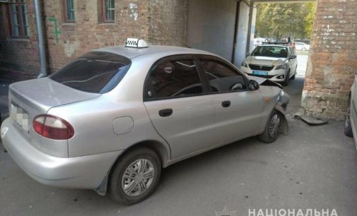 В Харькове таксист вез пассажира и внезапно умер за рулем: машина врезалась в здание, — ФОТО