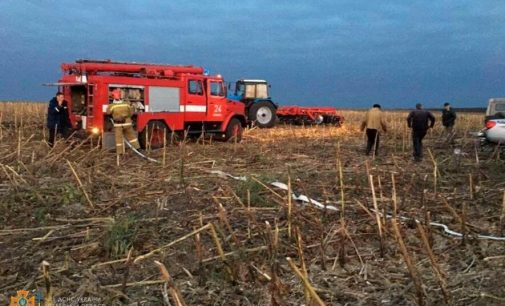 В Одесской области пожарные тушили комбайн посреди поля, — ФОТО