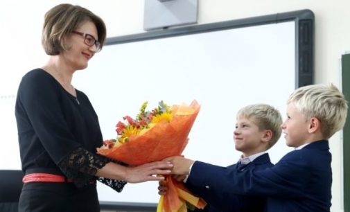 Деньги, сладости и алкоголь: что дарили киевским педагогам ко Дню учителя