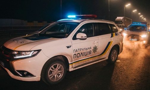 Остановил за превышение скорости: на трассе под Харьковом внедорожник переехал полицейского, его доставили в больницу