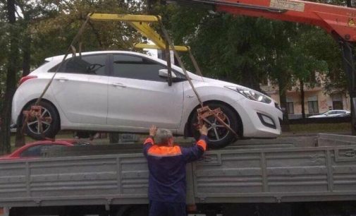 Нововведение в столице: киевлян предупреждают о правилах парковки и эвакуаторах