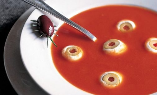 Глазастый суп или слойки-мумии: каким блюдом удивить на Хэллоуин