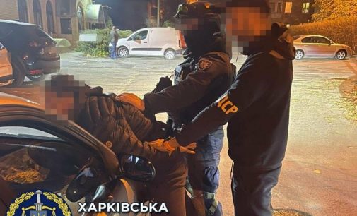 В Харькове трое мужчин обворовывали автомобили с помощью специального устройства, — ФОТО