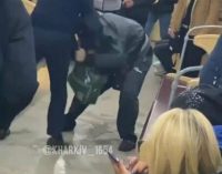 В харьковском вагоне метро машинист подрался с пьяным пассажиром, — ВИДЕО