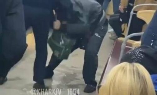 В харьковском вагоне метро машинист подрался с пьяным пассажиром, — ВИДЕО