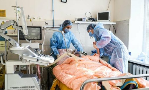 «Приходится выбирать, кто больше нуждается в помощи»: фоторепортаж из ковидной реанимации запорожской инфекционки