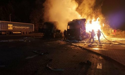 На трассе под Харьковом произошел взрыв на АЗС: спасатели тушат масштабный пожар, горят грузовики, — ФОТО