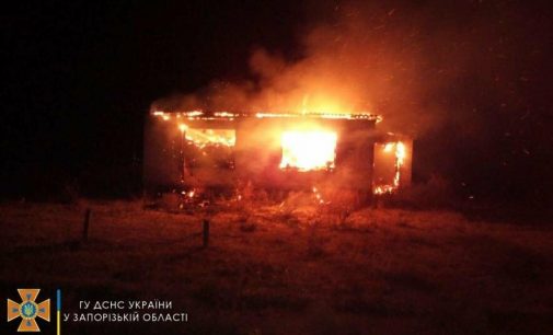 В Мелитопольском районе сгорел гараж с автомобилем внутри, — ФОТО