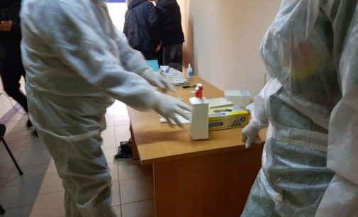 В Одессе журналистам перед встречей с Зеленским сделали экспресс-тесты на коронавирус,- ФОТО