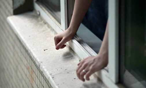 В Харькове мужчина покончил жизнь самоубийством, выпрыгнув из окна своей квартиры на седьмом этаже