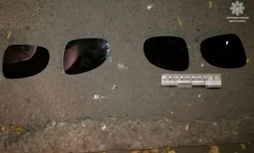 Снимал зеркала с автомобилей: в Одессе патрульные задержали мужчину, — ФОТО