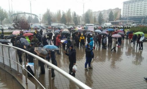 В Запорожье на митинге антивакцинаторов произошла драка, полиция задержала 5 человек