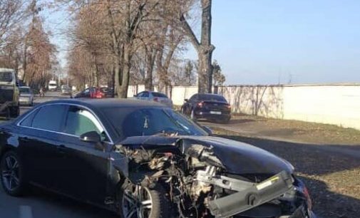 В Харькове водитель «Audi» не справился с управлением и врезался в дерево, — ФОТО