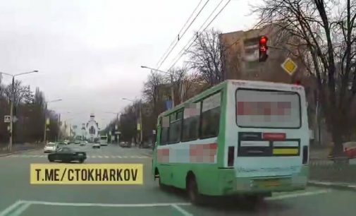 В Харькове «копы» разыскали водителя маршрутки, проехавшего на красный сигнал светофора, — ФОТО