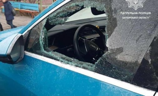В Запорожье мужчина разбил стекло и украл вещи с автомобиля, но на обратном пути попался с поличным