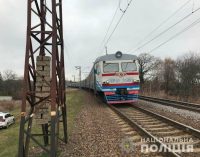 Под Харьковом мужчина переходил рельсы в наушниках и с металлической тачкой: его насмерть сбила электричка, — ФОТО