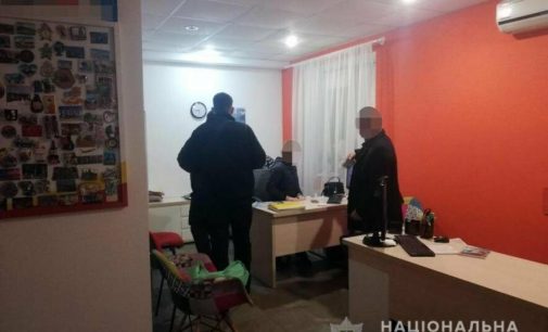 В Бердянске полиция пришла с обысками в турагентство, торговавшее поддельными ПЦР-тестами на COVID-19