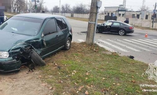 Вывернутое колесо и разбитые авто: в Харькове на перекрестке столкнулись «Audi» и «Volkswagen», — ФОТО