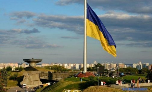 В Киеве из-за бури приспустили главный флаг Украины