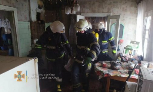 Не могла самостоятельно ходить: в Харьковской области спасатели вынесли женщину из горящего дома, — ФОТО