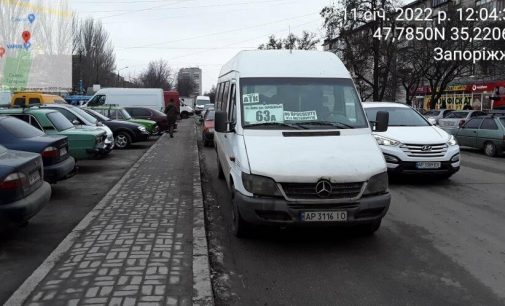 В Запорожье оштрафовали маршрутчика за парковку в запрещенном месте
