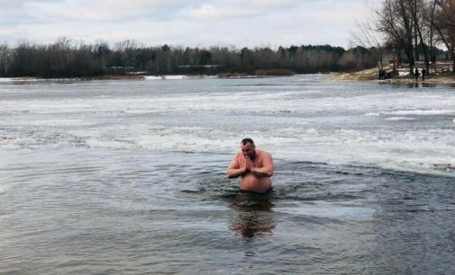 В прорубь с головой: как в Киеве прошли крещенские купания, — ФОТОРЕПОРТАЖ